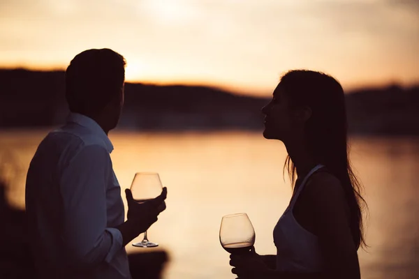 Two Young People Enjoying Glass Red Wine Sunset Seaside Healthy — Stock Photo, Image