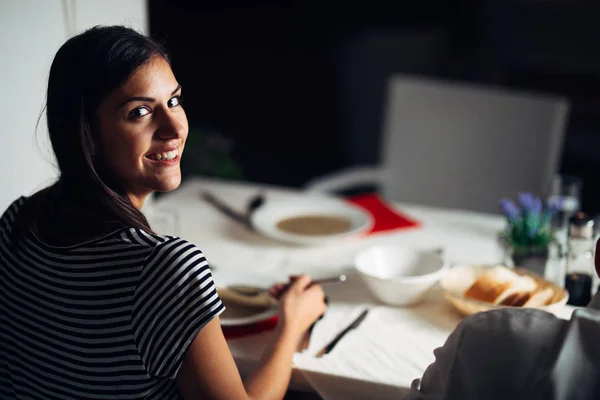 Mujer Restaurante Comiendo Sopa Vegetariana Crema Vegana Sin Gluten Comida —  Fotos de Stock