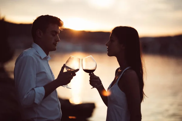 Dos Jóvenes Playa Haciendo Brindis Para Ocasiones Especiales Mirando Sol — Foto de Stock