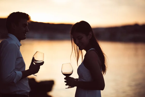 Dos Jóvenes Disfrutando Una Copa Vino Tinto Puesta Sol Mar — Foto de Stock