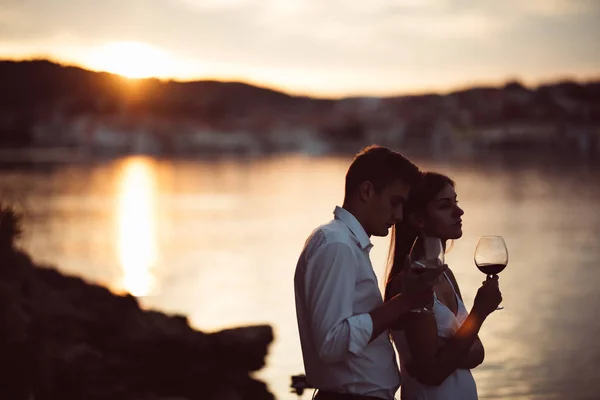 Due Giovani Che Godono Bicchiere Vino Rosso Tramonto Sul Mare — Foto Stock