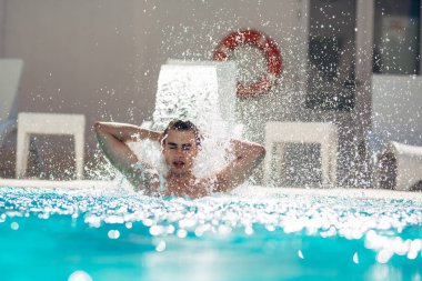 Havuzu spa gün zevk rahatlatıcı tatil beldesinde bir genç adam. Şımarık adam, metro cinsel, vücut ve refah bakmakta. Hidro masaj boyun ağrısı için. Altında su jet, boyun ve omurga masajı rahatlatıcı.