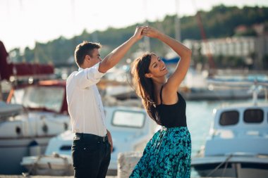 Romantik Çift sokakta dans. Romantik bir tarih olması. Yaşını kutluyor. Sevgililer günü. Doğum tarihi. Beyefendi ve hanımefendi. Manners.Treating sevdi. Dans, müzik, tutku