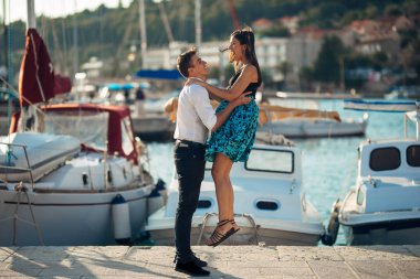 Romantik Çift sokakta dans. Bir eğleniyor romantik tarih. Yaşını kutluyor. Sevgililer günü. Bir kadın hava atma. Mutluluktan zıplama. Kız erkek arkadaşı tarafından yürütülmektedir. Sevinç