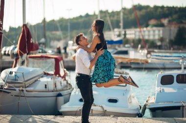 Romantik Çift sokakta dans. Bir eğleniyor romantik tarih. Yaşını kutluyor. Sevgililer günü. Bir kadın hava atma. Mutluluktan zıplama. Kız erkek arkadaşı tarafından yürütülmektedir. Sevinç