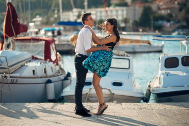 Romantik Çift sokakta dans. Romantik bir tarih olması. Yaşını kutluyor. Sevgililer günü. Doğum tarihi. Beyefendi ve hanımefendi. Manners.Treating sevdi. Dans, müzik, tutku
