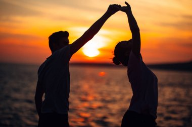 Romantik Çift sokakta dans. Romantik bir tarih olması. Yaşını kutluyor. Sevgililer günü. Doğum tarihi. Beyefendi ve hanımefendi. Manners.Treating sevdi. Dans, müzik, tutku