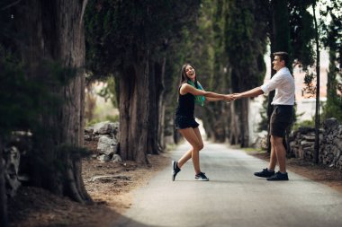 Romantik Çift sokakta dans. Romantik bir tarih olması. Yaşını kutluyor. Sevgililer günü. Doğum tarihi. Beyefendi ve hanımefendi. Manners.Treating sevdi. Dans, müzik, tutku