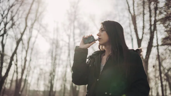 Jeune Femme Utilisant Cigarette Électronique Pour Fumer Dans Les Lieux — Photo