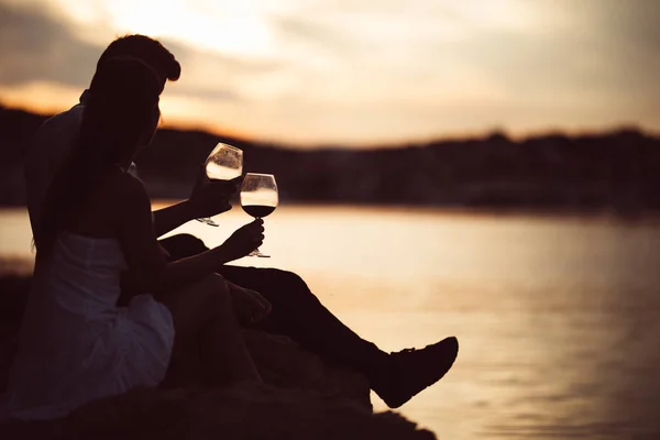 Pareja Romántica Bebiendo Vino Atardecer Muelle Paseo Marítimo Romance Dos — Foto de Stock