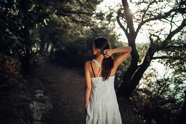 Ρομαντική Γυναίκα Απολαμβάνοντας Βόλτα Στη Φύση Ένα Ηλιόλουστο Πρωί Προσεκτικές — Φωτογραφία Αρχείου