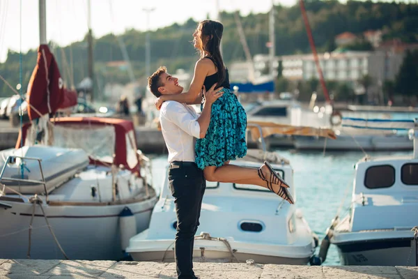 Romantik Çift sokakta dans. Bir eğleniyor romantik tarih. Yaşını kutluyor. Sevgililer günü. Bir kadın hava atma. Mutluluktan zıplama. Kız erkek arkadaşı tarafından yürütülmektedir. Sevinç