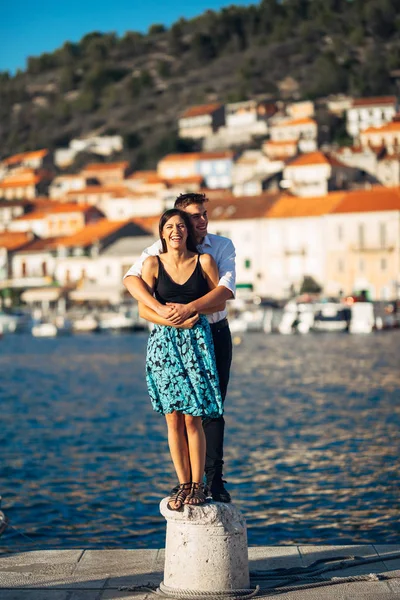 Coppia Romantica Che Abbraccia Sulla Spiaggia Avere Divertente Appuntamento Romantico — Foto Stock