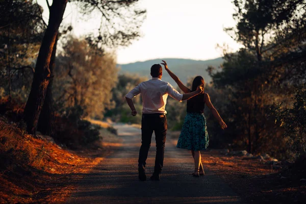 Romantik Çift sokakta dans. Romantik bir tarih olması. Yaşını kutluyor. Sevgililer günü. Doğum tarihi. Beyefendi ve hanımefendi. Manners.Treating sevdi. Dans, müzik, tutku