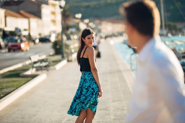 Joven Mujer Atractiva Coqueteando Con Hombre Calle Coqueta Mujer Sonriente — Foto de Stock