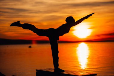 Düşüncesiz bir kadın doğası gereği meditasyon yapıyor. İç huzuru buluyor. Yoga yapıyor. İyileştiriyor. Barışın, stres önleyici terapinin, farkındalık meditasyonunun tadını çıkarıyor.