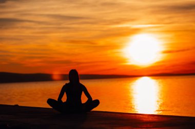 Doğada meditasyon kaygısız sakin kadın. İç barış bulmak. Yoga pratik. Ruhsal şifa yaşam tarzı. Barış, anti-stres terapisi, mindfulness meditasyon tadını çıkarıyor. Pozitif enerji. Çakra dengeleme
