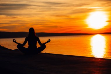 Doğada meditasyon kaygısız sakin kadın. İç barış bulmak. Yoga pratik. Ruhsal şifa yaşam tarzı. Barış, anti-stres terapisi, mindfulness meditasyon tadını çıkarıyor. Pozitif enerji. Lotus poz