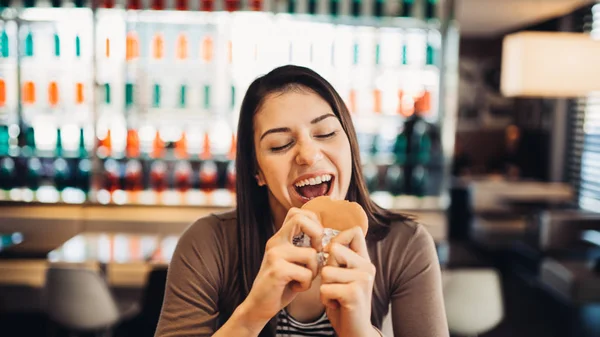 Mulher Nova Comendo Hambúrguer Gorduro Desejando Fast Food Enjoying Prazer — Fotografia de Stock