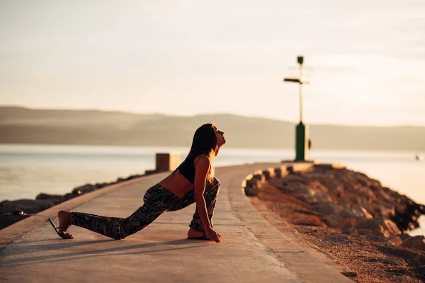 Безтурботний Спокійний Жінка Медитує Природі Знаходження Внутрішнього Спокою Практика Йоги — стокове фото