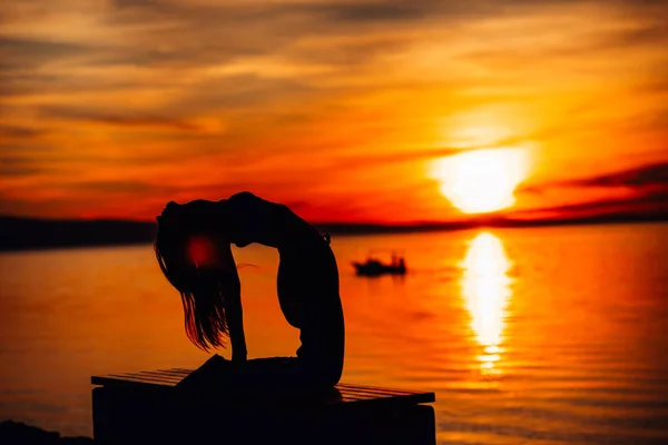 Sorglös Kvinna Mediterar Naturen Att Hitta Inre Frid Yoga Praxis — Stockfoto