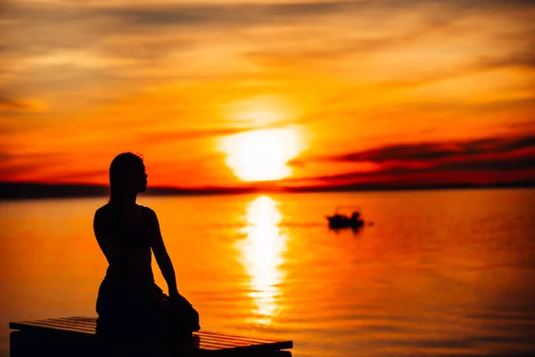 Bekymmerslös Lugn Kvinna Mediterar Naturen Att Hitta Inre Frid Yoga — Stockfoto