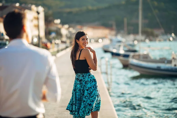 Mulher Flerte Tímida Sorrindo Para Homem Homem Dando Elogio Uma — Fotografia de Stock