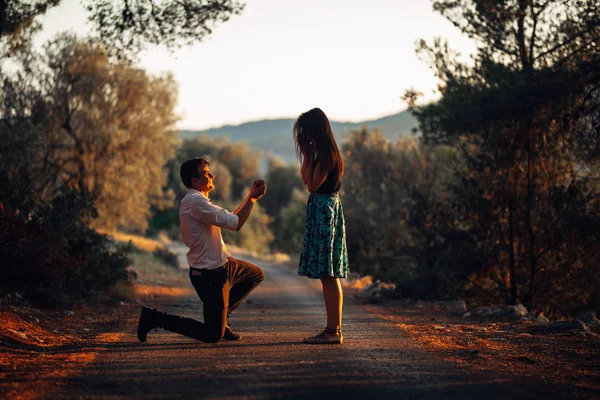 Uomo Innamorato Propone Una Donna Sorpresa Scioccata Sposarlo Proposta Fidanzamento — Foto Stock