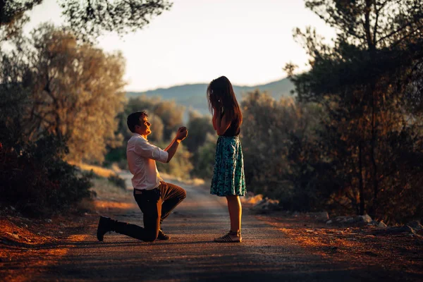 Man Love Proposing Surprised Shocked Woman Marry Him Proposal Engagement — Stock Photo, Image