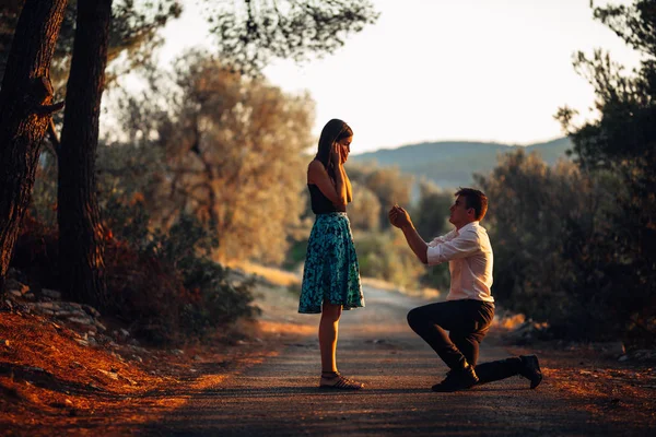 Uomo Innamorato Propone Una Donna Sorpresa Scioccata Sposarlo Proposta Fidanzamento — Foto Stock
