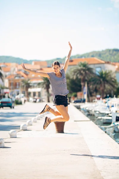 Над Вышедшей Счастливой Женщиной Прыгающей Воздухе Счастья Время Отпуска Скрывает — стоковое фото