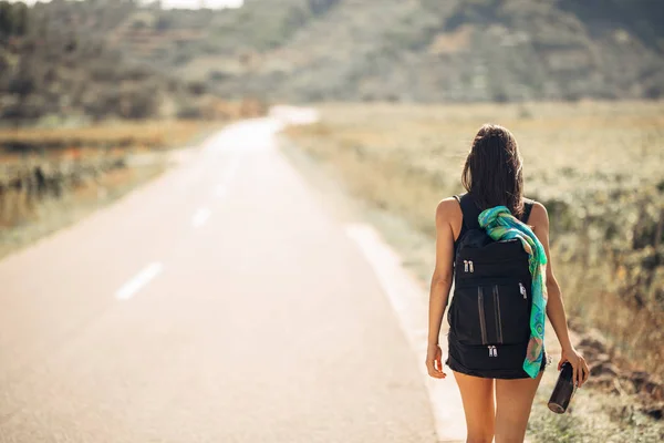 Young Backpacking Adventurous Woman Hitchhiking Road Traveling Backpacks Volume Packing — 스톡 사진