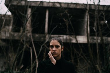 Bulaşıcı hastalıktan muzdarip hasta, sinptomlu hasta. Yorgun, korkmuş, tedavisi olmayan bulaşıcı hastalıklardan muzdarip kadın. Tecritteki hasta..