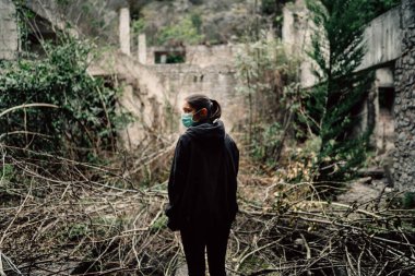 Bulaşıcı hastalığı olan hasta, maskeli hasta. Tedavisi olmayan enfeksiyon belirtileri gösteren hasta. Burun fobisi olan kadın.