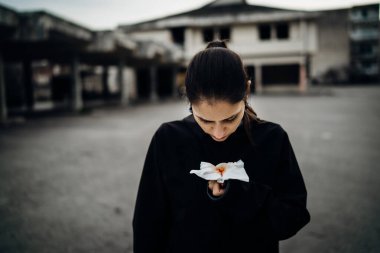 Kanlı mendil tutan hasta kadın. Kanla öksür. Bulaşıcı hastalık kurbanı. Ölümcül solunum hastalığı olan hasta.
