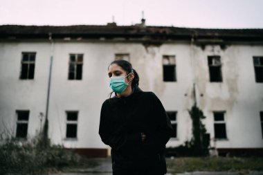 Bulaşıcı hastalıktan muzdarip hasta, sinptomu olan hasta, bulaşıcı hastalık kurbanı. Ölümcül solunum hastalığı olan hasta. Bağışıklık sistemi çöktü.