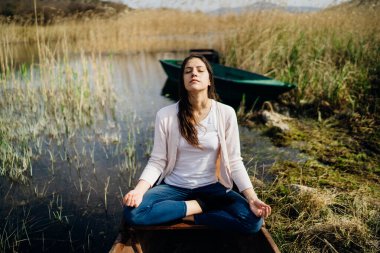 Doğada meditasyon yapan kadın. Stresli gerçeklikten kaçının. Düşünceli kadın meditasyon yapıyor. Nefes alma teknikleri. Zihinsel durum sorunları.