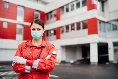 Tecrit hastanesinin önündeki sağlık görevlisi. Coronavirus Covid-19 kahramanları. Tıbbi profesyonelin zihinsel gücü. Acil servis doktoru virüs salgınına hazır.