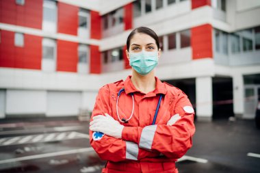Tecrit hastanesinin önündeki sağlık görevlisi. Coronavirus Covid-19 kahramanları. Tıbbi profesyonelin zihinsel gücü. Acil servis doktoru virüs salgınına hazır.