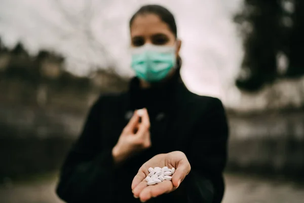 Persoană Masca Oferind Medicamente Tratarea Medicamentelor Prescrise Infectat Virus Bacteria — Fotografie, imagine de stoc