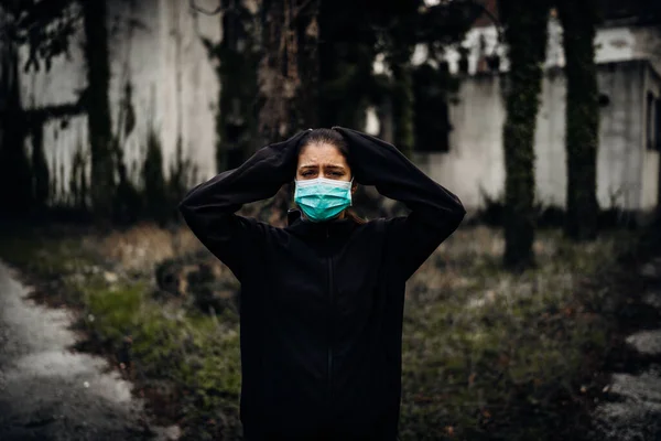 Verwoestte Huilende Vrouw Met Een Beschermend Masker Besmet Tijd Van — Stockfoto