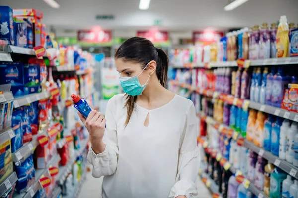 Kvinnan Bär Skyddsmask Som Förbereder Sig För Viruspandemisk Karantän Hygien — Stockfoto