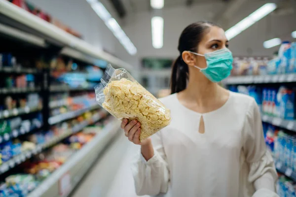 Nuoret Joilla Suojaava Kasvonaamio Ostavat Elintarvikkeita Tarvikkeita Supermarketista Valmistautuminen Sepelvaltimoviruksen — kuvapankkivalokuva