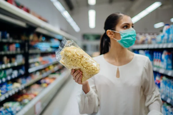 Anak Muda Dengan Topeng Wajah Pelindung Membeli Bahan Makanan Persediaan — Stok Foto