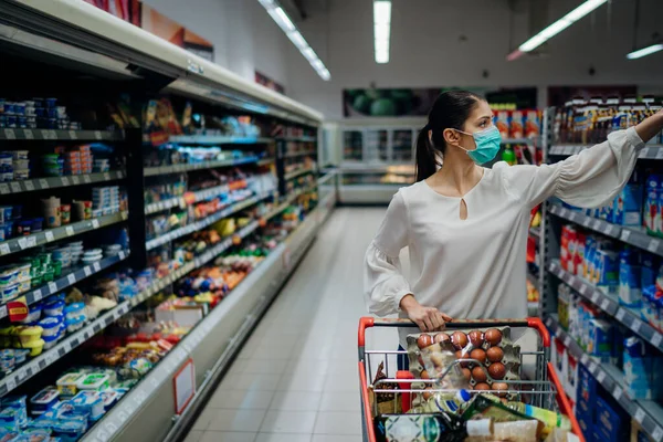 Wanita Dengan Topeng Higienis Belanja Suplis Budget Membeli Gudang Suplai — Stok Foto