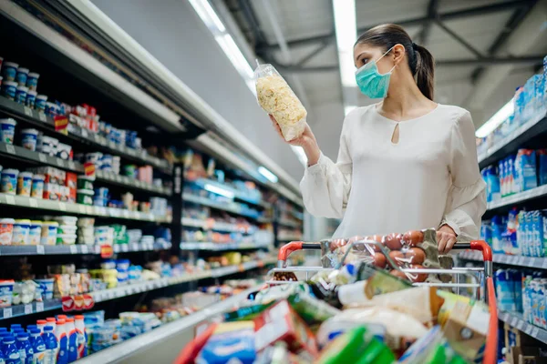 Persoană Tânără Mască Protecție Feței Cumpărând Alimente Consumabile Supermarket Pregătirea — Fotografie, imagine de stoc