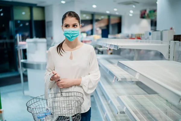 Süpermarketten Yüz Maskesi Takan Kadın Eczane Malzemeleri Tükenmiş Coronavirus Covid — Stok fotoğraf