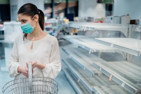 Kvinne Med Ansiktsmaske Kjøper Supermarked Apotek Med Utsolgt Utstyr Shopper – stockfoto