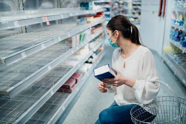 Vrouw Met Gezichtsmasker Kopen Supermarkt Drogisterij Met Uitverkochte Producten Bereiding — Stockfoto