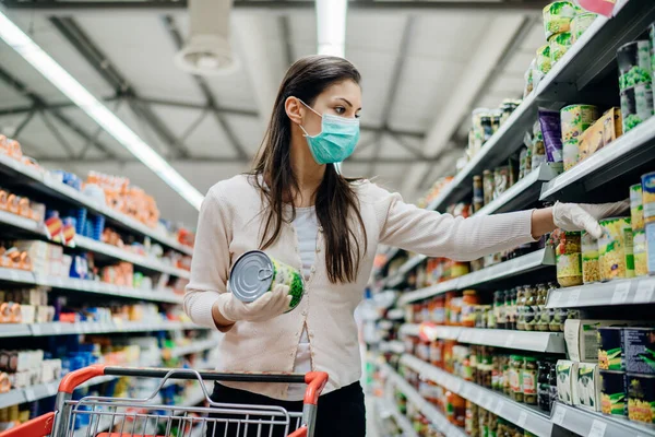 Mujer Preparándose Para Virus Patógeno Pandemia Propagación Cuarentena Elegir Alimentos —  Fotos de Stock